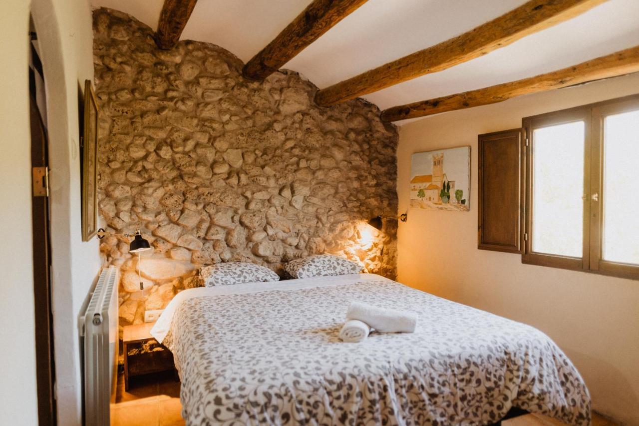 Hostal Cal Pau Cruset Torrelles de Foix Exterior foto