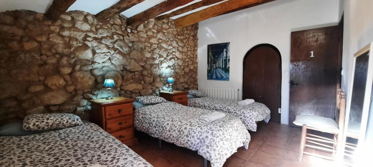 Hostal Cal Pau Cruset Torrelles de Foix Exterior foto